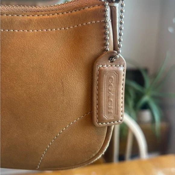 Coach Hamptons 7542 Camel Leather Shoulder Bag - Picture 5 of 15